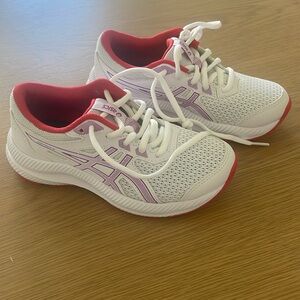 ASICS Kids Contend running shoes. Never worn. Size 1.